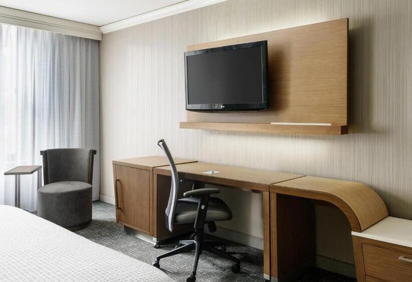 带大床的豪华间, Courtyard Chicago Downtown/magnificent Mile