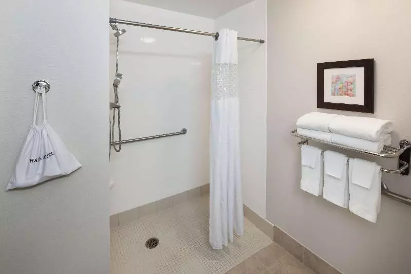 キングサイズベッドのスタンダードルーム, Hampton Inn & Suites Dothan