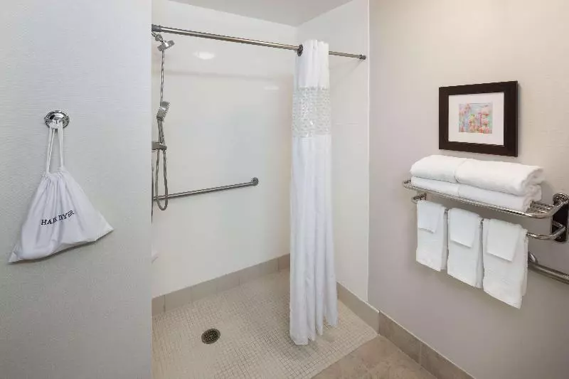 キングサイズベッドのスタンダードルーム, Hampton Inn & Suites Dothan