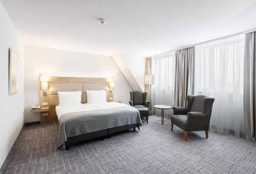 اتاق سوپریور با تخت بزرگ, Holiday Inn Nürnberg City Centre, An Ihg