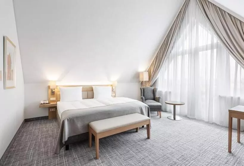 اتاق سوپریور با تخت بزرگ, Holiday Inn Nürnberg City Centre, An Ihg