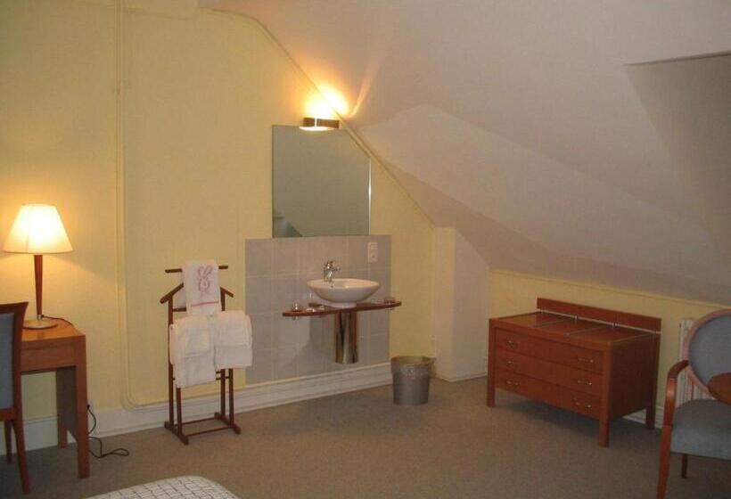 اتاق استاندارد سه تخته با سرویس بهداشتی مشترک, Le Cénacle