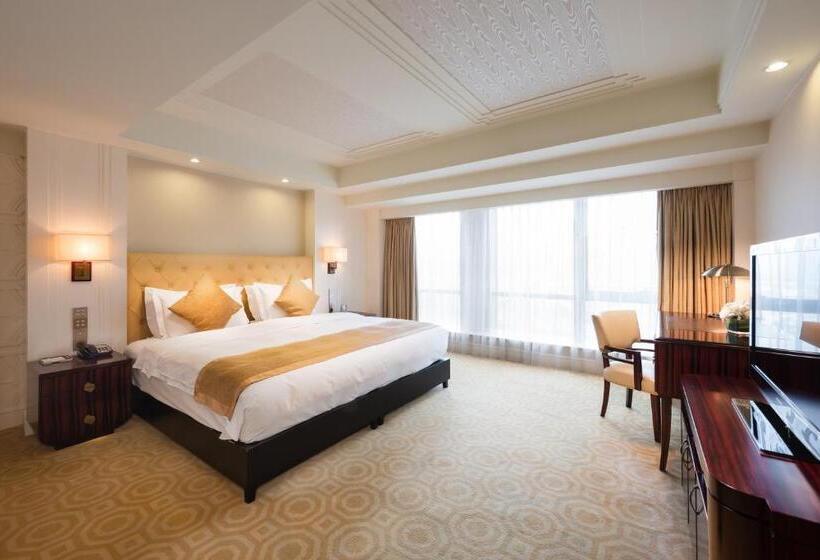 Superior Oda, Paramount Gallery