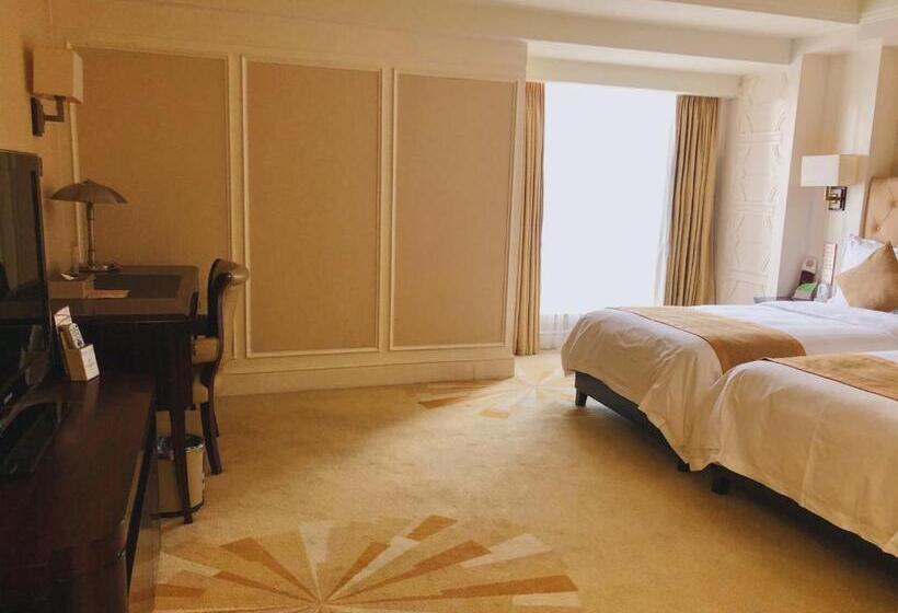 Superior Oda, Paramount Gallery