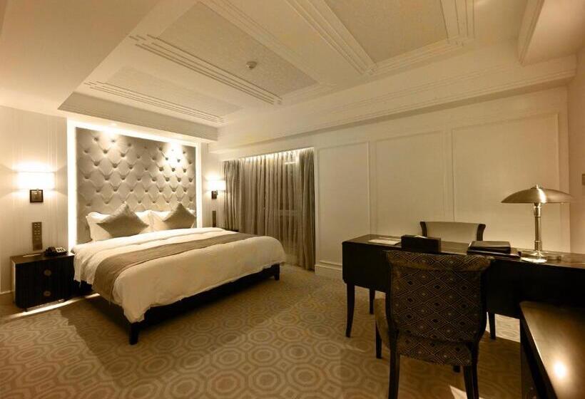 Superior Oda, Paramount Gallery