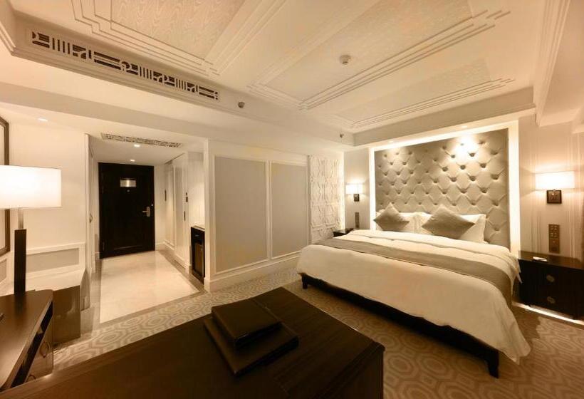 Superior Oda, Paramount Gallery