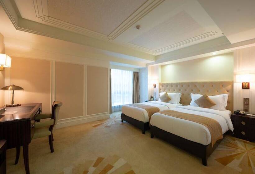 Superior Oda, Paramount Gallery