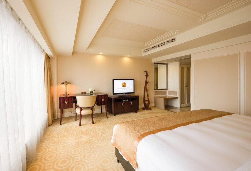 Superior Oda, Paramount Gallery