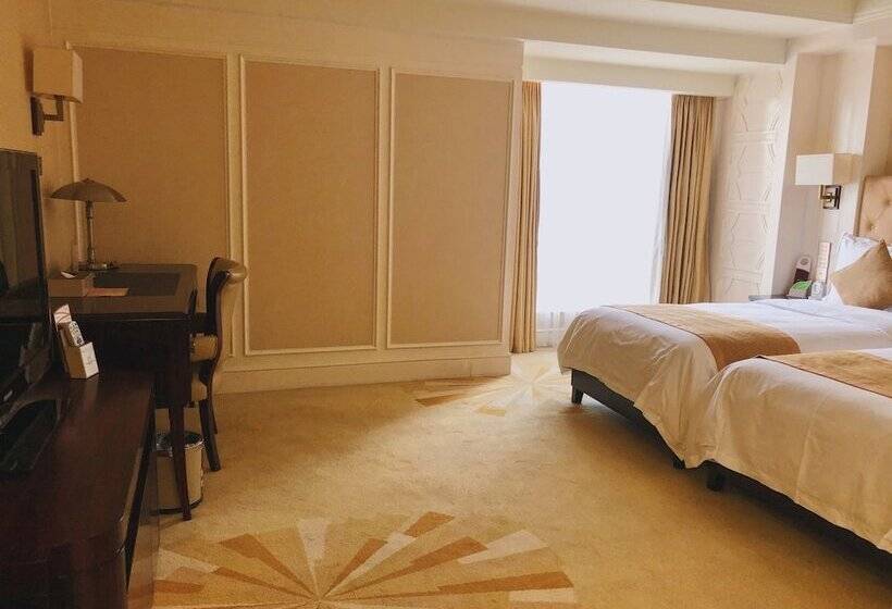 Superior Oda, Paramount Gallery