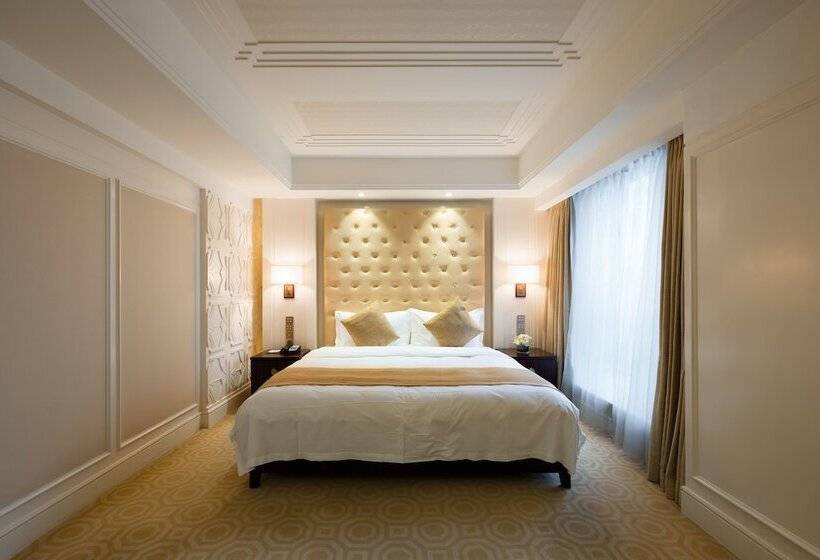 Superior Oda, Paramount Gallery