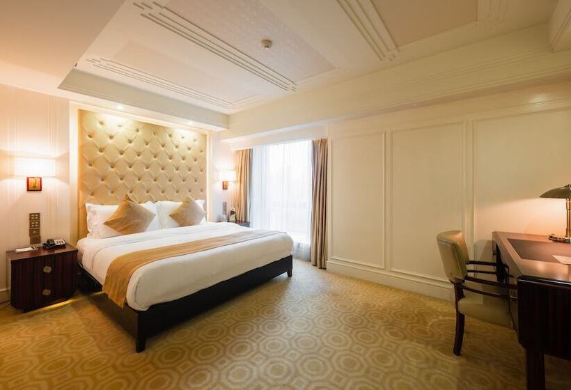 Superior Oda, Paramount Gallery