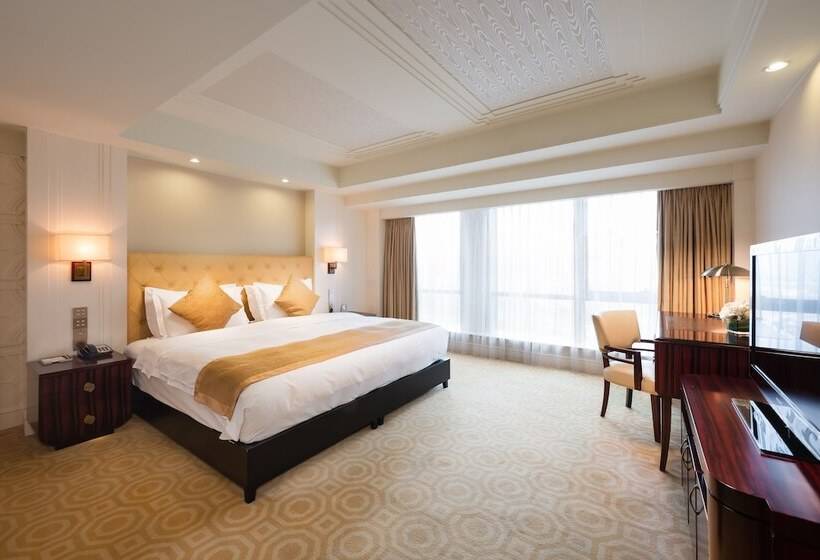 Superior Oda, Paramount Gallery