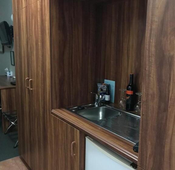 חדר משפחתי, The Kidman Wayside Inn