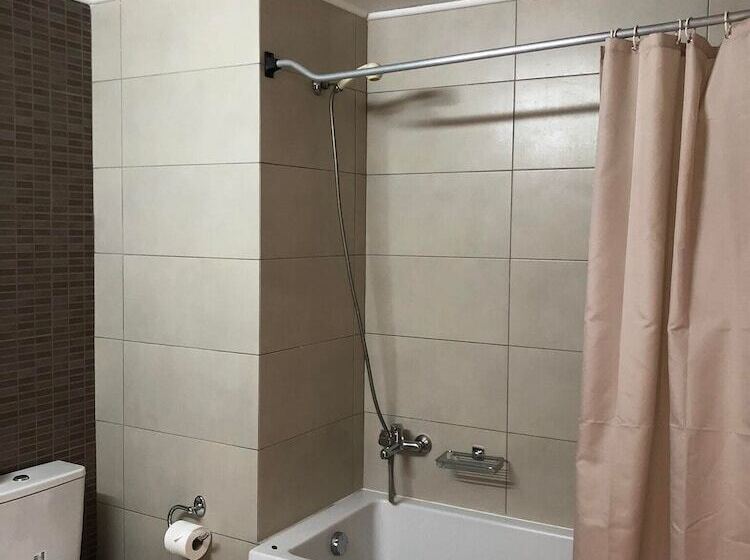 חדר סופריור לשלושה, Agrabella