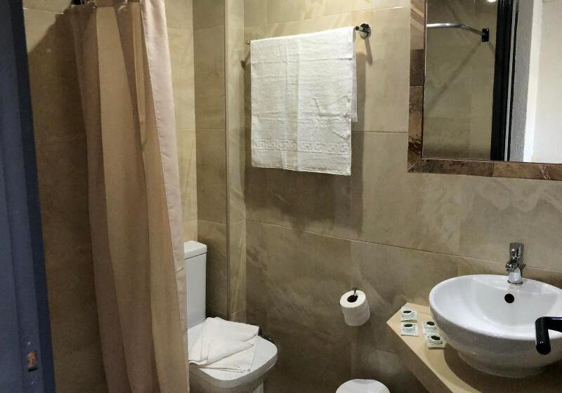 חדר אקונומי לשלושה, Agrabella