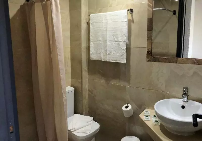 Economy Triple Room, Agrabella