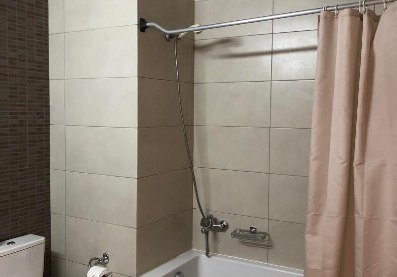 חדר סופריור לשלושה, Agrabella