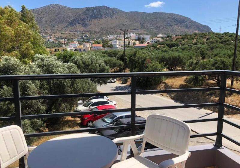 חדר סופריור לשלושה, Agrabella