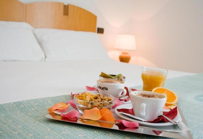 标准三人间, Grand Hotel Mediterraneo