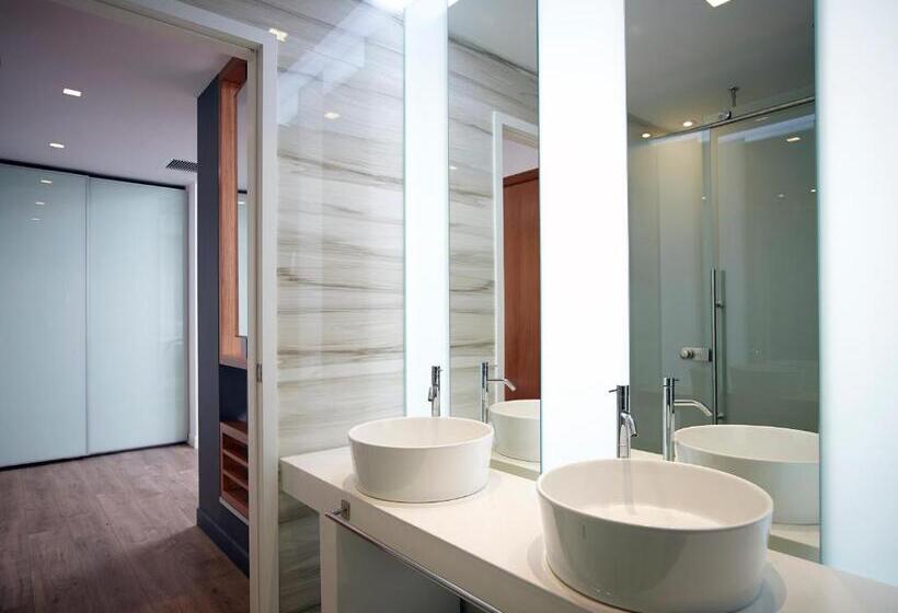 패밀리 룸, Amazon