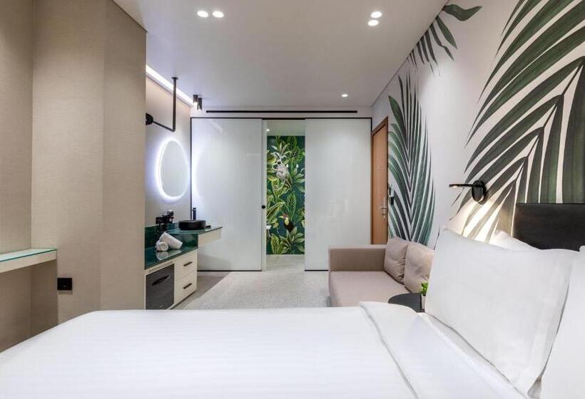 디럭스 트리플 룸, Amazon