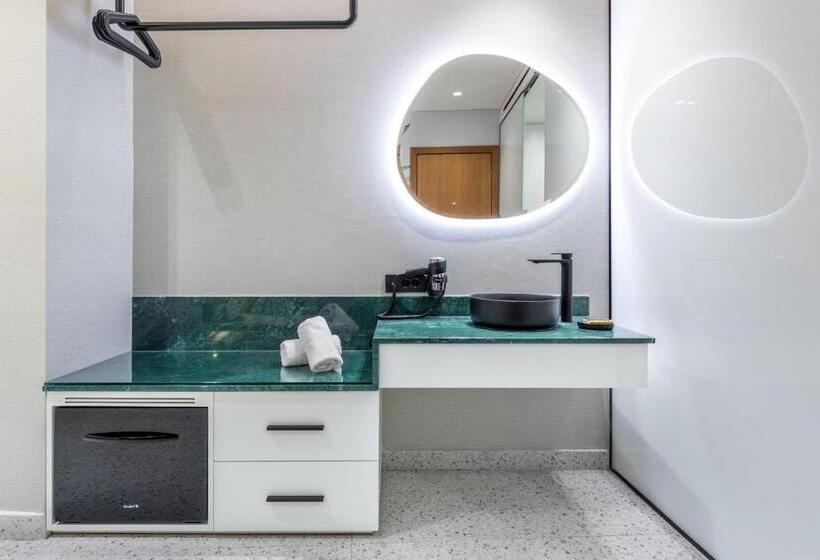 디럭스 트리플 룸, Amazon