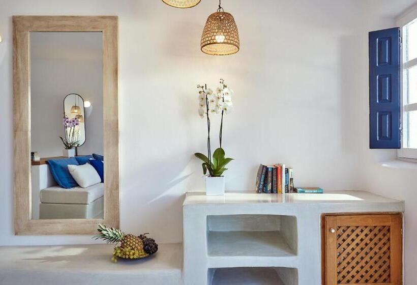 سوییت با چشم‌انداز دریا, Finikia Memories