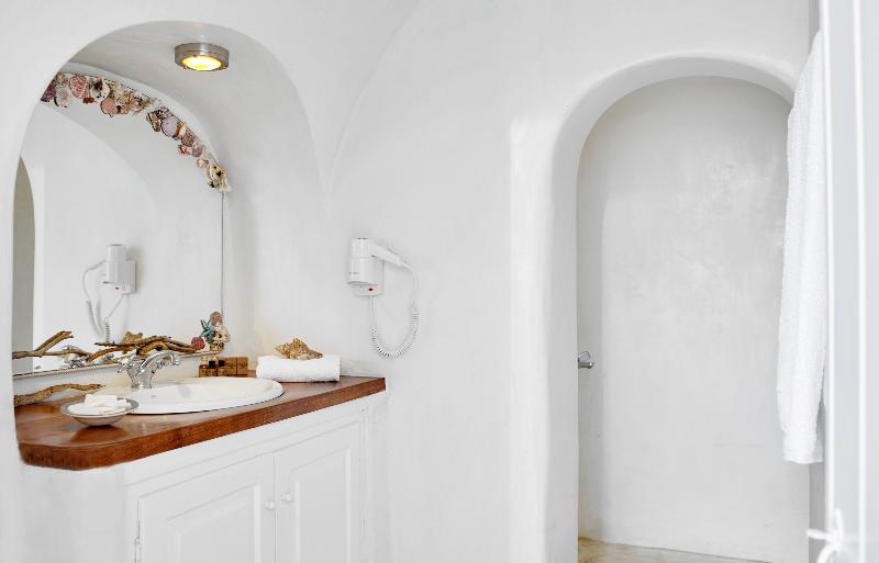 اتاق سوپریور با چشم‌انداز دریا, Finikia Memories