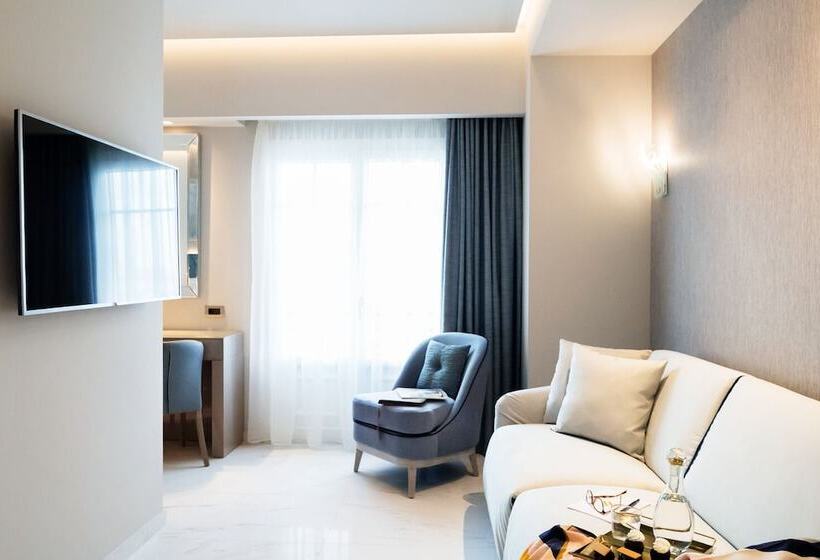 جناح جونيور ديلوكس, Grand Hotel Palace