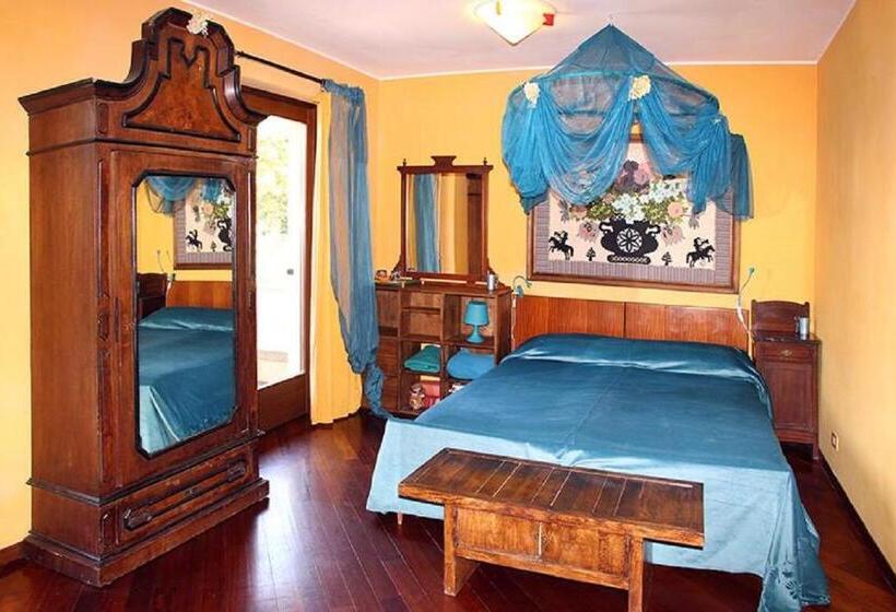 חדר סטנדרט לשלושה עם מרפסת, B&b La Colombera