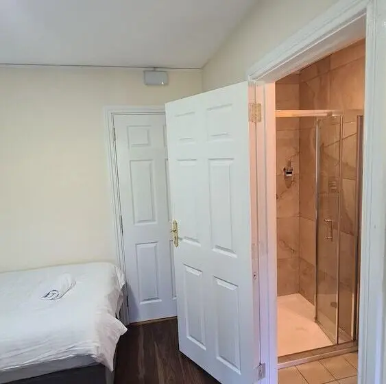 デラックスの４人部屋, The Meetings B&b