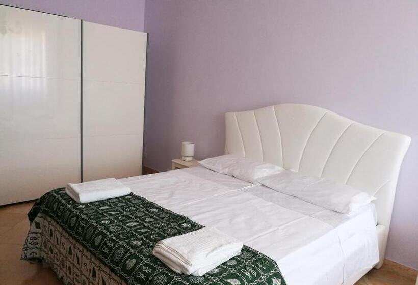 اتاق سه‌نفرۀ استاندارد با سرویس بهداشتی بیرون از اتاق, B&b Domus Lupiae