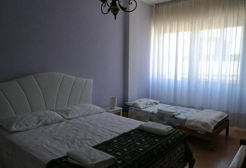 اتاق سه‌نفرۀ استاندارد با سرویس بهداشتی بیرون از اتاق, B&b Domus Lupiae