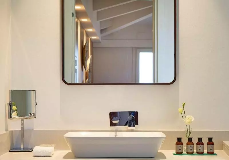 デラックスファミリールーム, Baia Di Chia Resort Sardinia, Curio Collection By Hilton