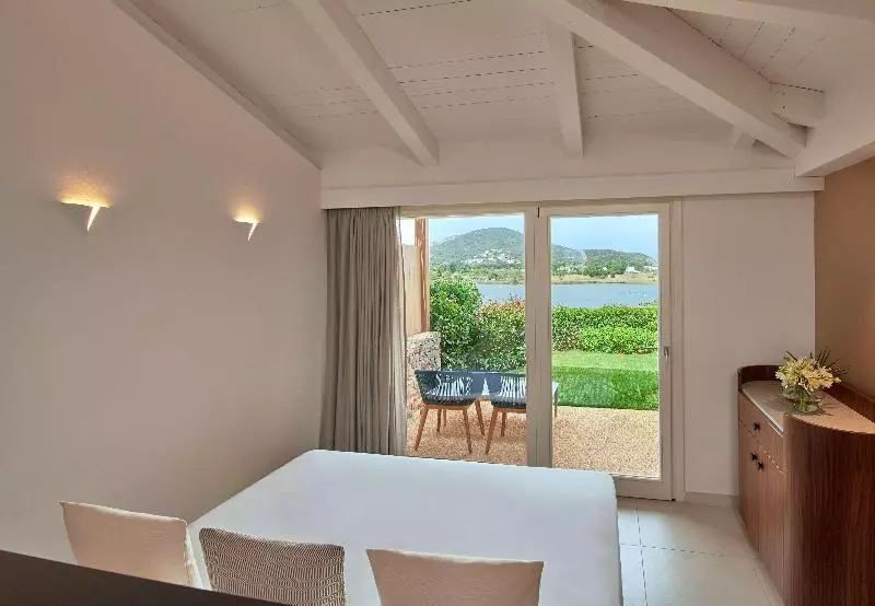 デラックスファミリールーム, Baia Di Chia Resort Sardinia, Curio Collection By Hilton