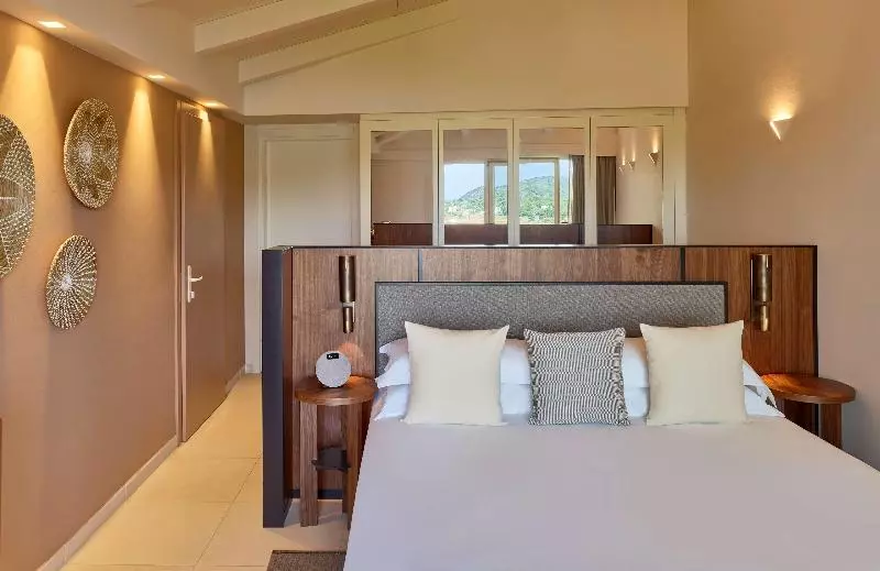 デラックスファミリールーム, Baia Di Chia Resort Sardinia, Curio Collection By Hilton