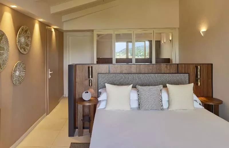 デラックスファミリールーム, Baia Di Chia Resort Sardinia, Curio Collection By Hilton