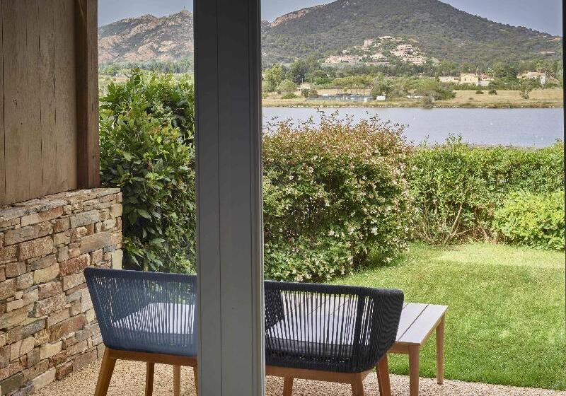 חדר משפחתי דלוקס, Baia Di Chia Resort Sardinia, Curio Collection By Hilton