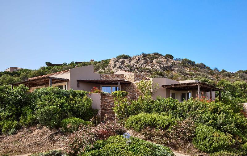 סוויטה, Baia Di Chia Resort Sardinia, Curio Collection By Hilton