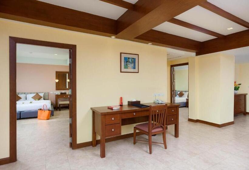 חדר דלוקס נוף לים, By The Sea