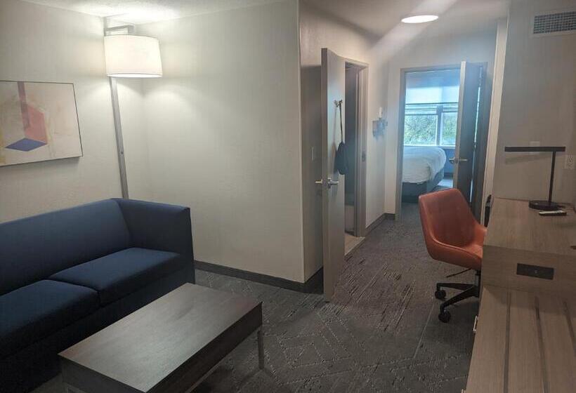 מיטת קינג בסוויטה, Holiday Inn Express & Suites Salt Lake City N  Bountiful