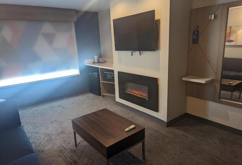 מיטת קינג בסוויטה, Holiday Inn Express & Suites Salt Lake City N  Bountiful