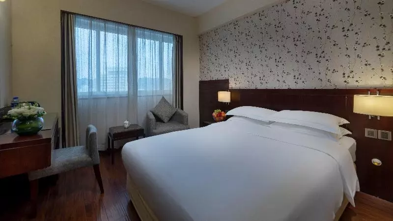 キングサイズベッドのスタンダードルーム, Holiday Inn Express Xiamen Lushan Shopping Center, An Ihg