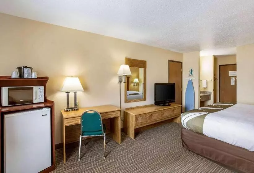 キングサイズベッドのスタンダードルーム, Quality Inn Storm Lake