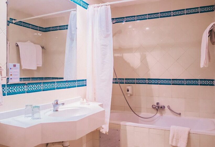 חדר סטנדרט לשלושה, Skanes Serail