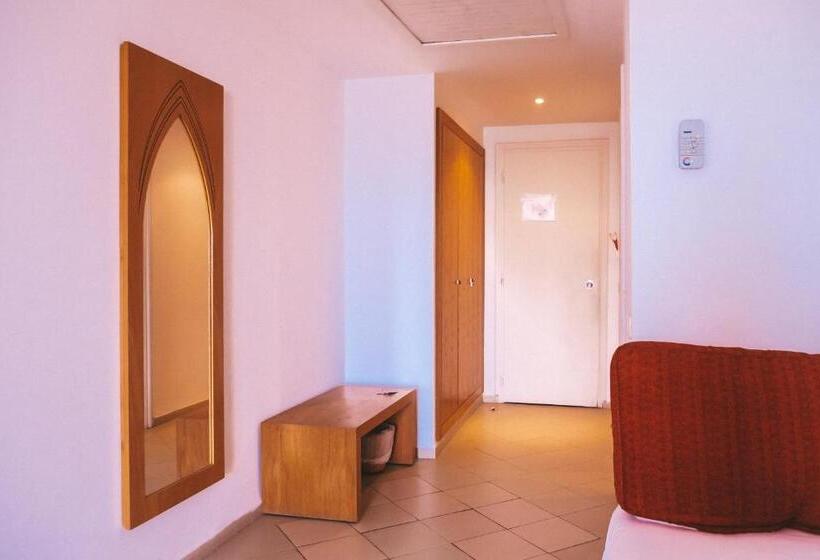 חדר סטנדרט לשלושה, Skanes Serail