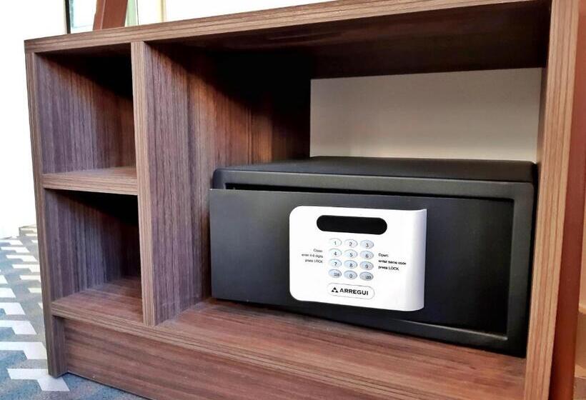 غرفة قياسية ثلاثية مزودة بشرفة, 19 30 Valencia