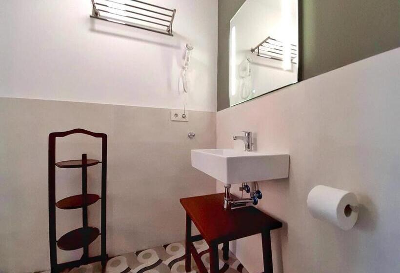 غرفة قياسية ثلاثية مزودة بشرفة, 19 30 Valencia