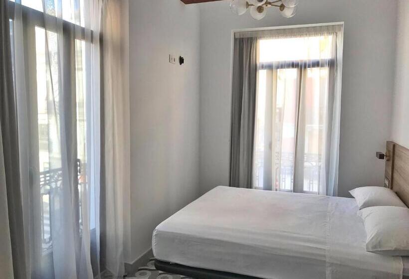 غرفة قياسية ثلاثية مزودة بشرفة, 19 30 Valencia