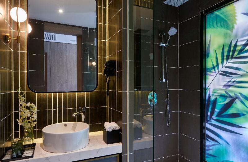 חדר דלוקס לשלושה, Scapes